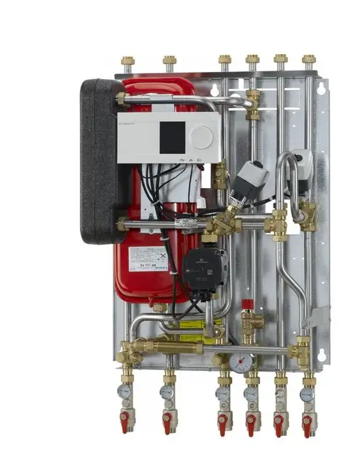 Wärmeübergabestation von Danfoss mit mehreren Ventilen, Druckmanometern und einem Steuergerät an einer vertikalen Montageplatte.